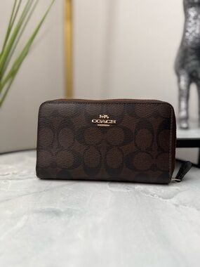 Coach Brown Signature Medium Id Zip Wallet
In Signature Canvas
